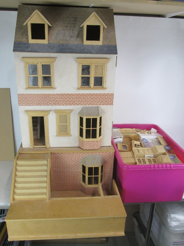 Large 96cm wooden dolls house - 96cm,