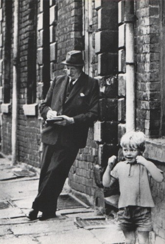 Artist lowry out sketching - l,