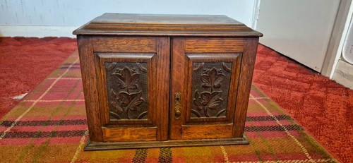 Antique small oak cabinet - , with
