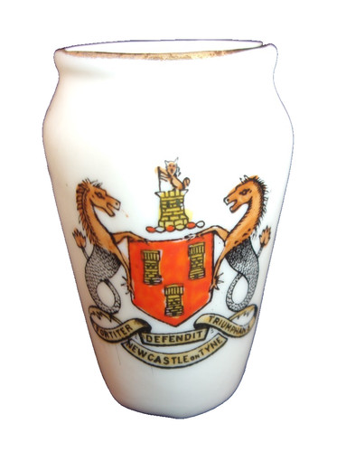 Newcastle tyne vase crested - tyne,