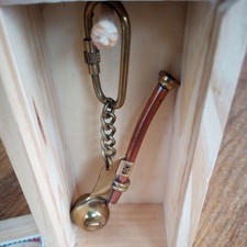 Sailors Keychain, Hands On