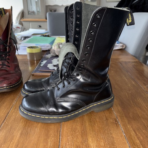 Martens airwair hole - dr,