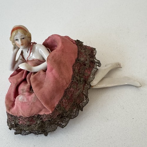 Porcelain figure lounging lady - lounging,