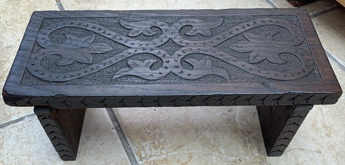 Nicely carved wood antique - nicely,