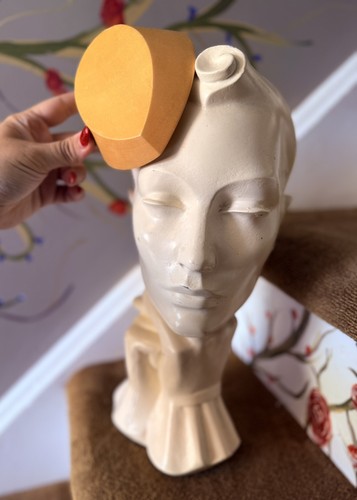 Oval round side - percher, hat