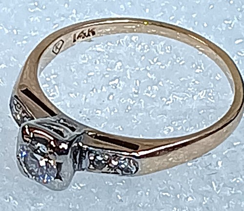 Stunning carat solitaire - 1/4,