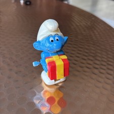 Smurf - Vintage Wind-Up Walking Smurfs toy with present 1983