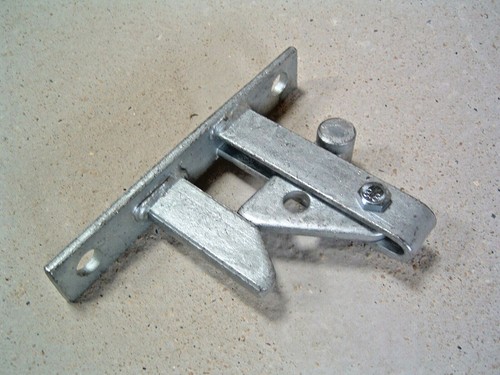 Self locking field - gate, latch