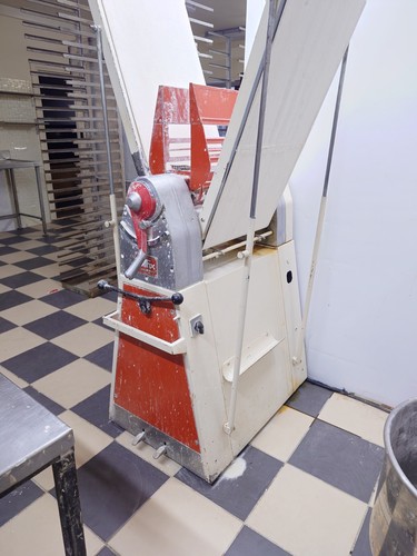 Commercial floor model dough - model,