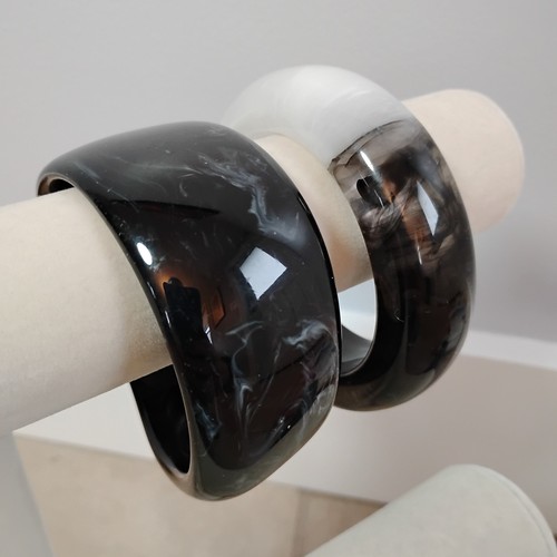 Black white chunky bangle - white,