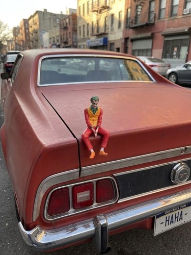 Joker statue sitting clown - sitting,