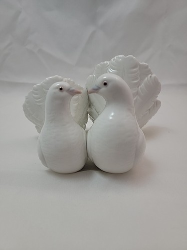 Lladro white kissing - kissing, doves