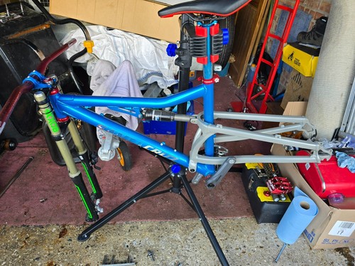 Full suspension mountain bike