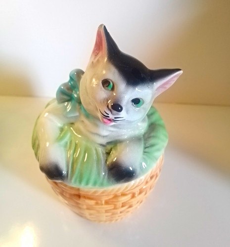 Kitsch ceramic cat - cat/, basket