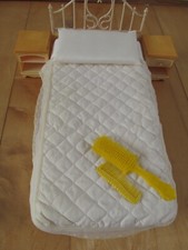 PEDIGREE SINDY DOLL SINGLE BED WITH BEDSIDE CABINETS & BEDDING 1980's