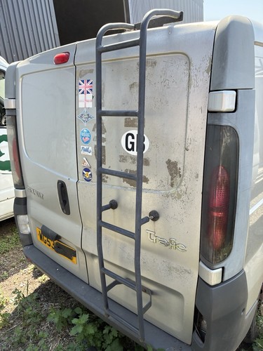 Vauxhall vivaro renault trafic - vauxhall,