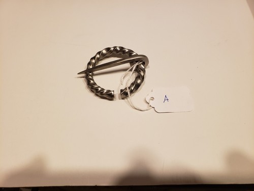 Penannular brooch - penannular,
