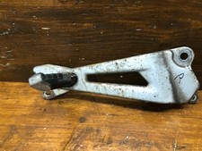 YAMAHA YBR-125 2011 RIGHT PILLION FOOT REST BRACKET