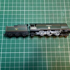 Graham Farish N Gauge Battle