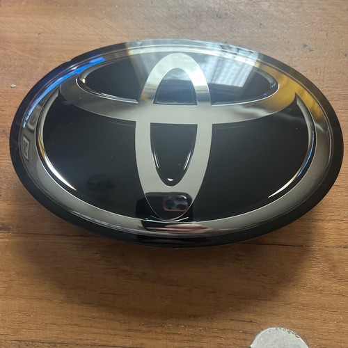 Toyota front grill emblem - front,