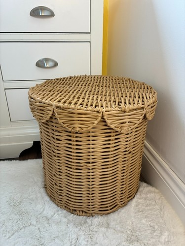 Scalloped edge wicker storage
