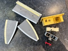 Hornby Station Platforms and Halt Building plus buffer stops Bundle