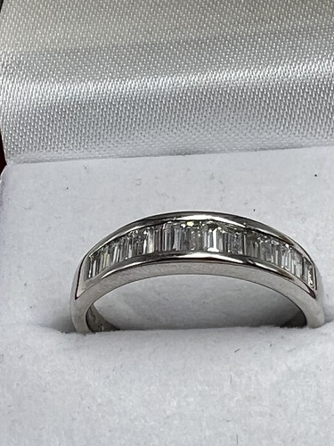 18ct white gold baguette - gold, cut