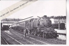 PWLLHELI RAILWAY STATION - 1962 VIEW - LOCO. NO. 82034 - POSTCARD - #8921