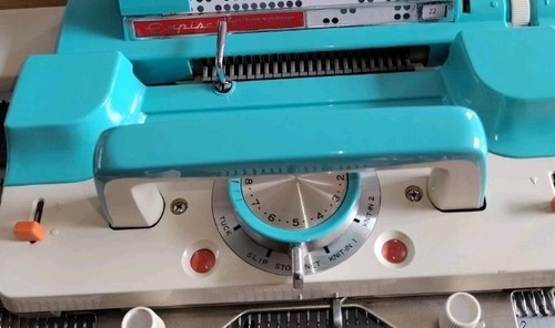 Knitmaster 313 blue punch - 313.,