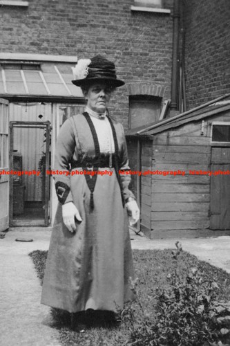 F014205 woman wearing hat - f014205,