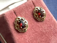 9ct 375 Yellow Gold Floral Pattern Garnet Set Stud Earrings Vintage