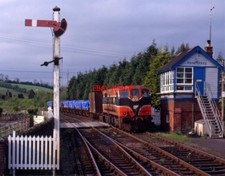PHOTO  NORTHERN IRELAND RAILWAY LOCO 181 WITH A TRAIN OF GUINNESS KEGS  ENTERS P