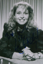 LISA GODDARD AUTOGRAPHED 7 X 5 PHOTOGRAPH.