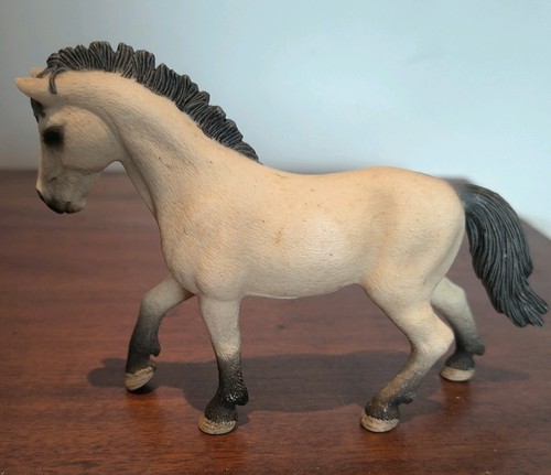 Retired schleich camargue - [retired],