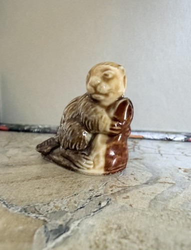 Wade whimsies beaver holding - wade,