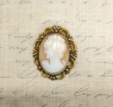 Vtg Carved Shell Cameo Pendant