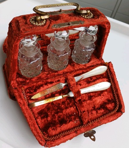 Antique victorian red velvet - red,