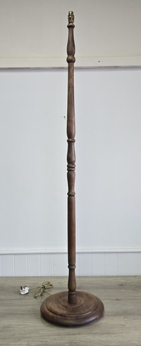 Lovely vintage wooden standard - vintage,