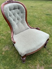 Victorian Walnut Button Backed Parlour Nursing Chair with Turned Legs – Good Con