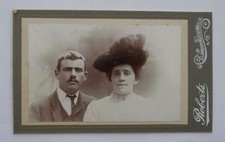 CDV OF MAN WITH LADY IN EXTRAVAGANT HAT, BY ROBERTS OF LLANDRINDOD WELLS, WALES