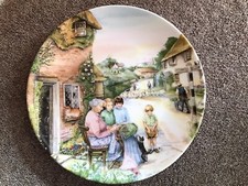 ROYAL DOULTON   THE LACEMAKER