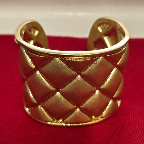 Chanel gold tone quilted - gold,