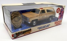 Jada 1/24 Scale 31111 - Stranger Things Hooper's Chevy Blazer + Police Badge