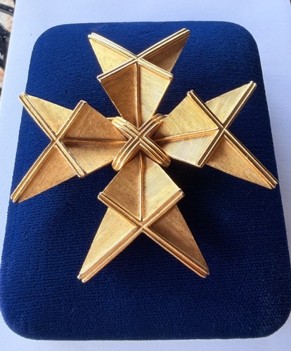 Crown trifari vtg gold - trifari,