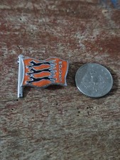 WOLVERHAMPTON WANDERERS F C - AeW B'HAM VINTAGE 70's WOLVES FOOTBALL RARE BADGE