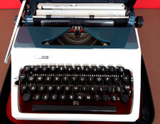 Vintage Daro Erika Typewriter