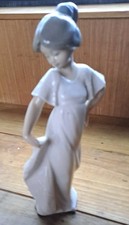 Lladro / Nao "How Pretty" Figurine, Model No. 1110, Collectible Porcelain Statue