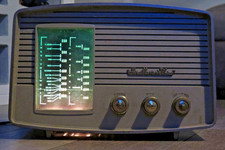 Vintage HMV Model 1373 Valve Radio 1958 - Working Lights, Needs Restoration