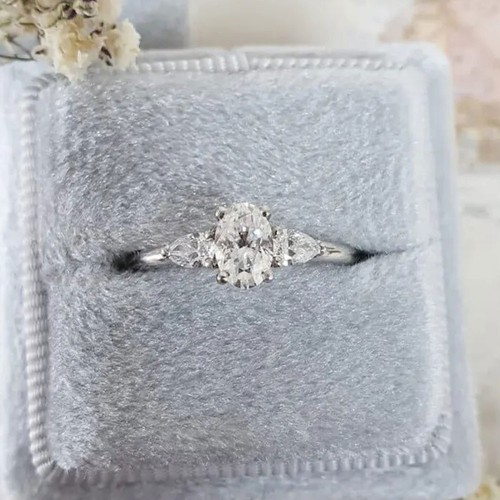2ct oval cut white diamond - white,