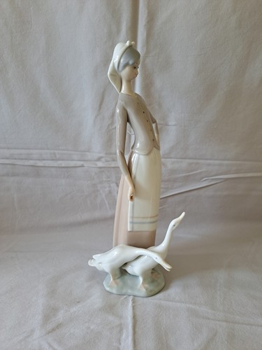 Retired lladro figurine - figurine, girl